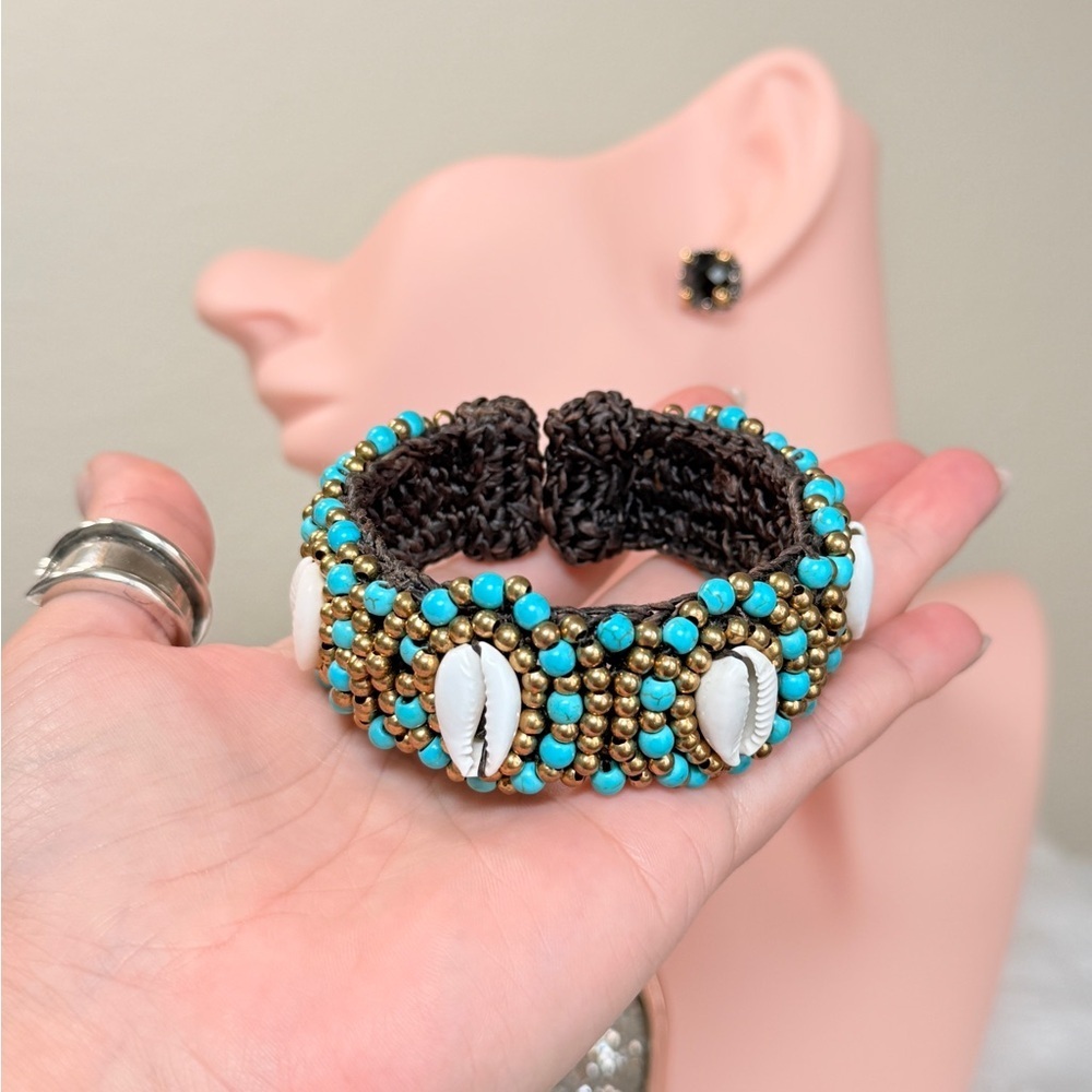 Beaded Bracelet with Shell Accents - Picture 3 of 7